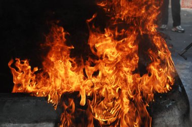 Ateş alevi siyah arkaplanda izole edildi