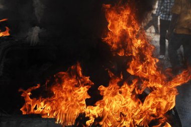 Ateş alevi siyah arkaplanda izole edildi