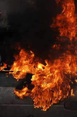 Ateş alevi siyah arkaplanda izole edildi