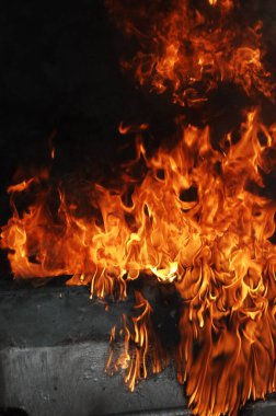 Ateş alevi siyah arkaplanda izole edildi