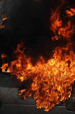 Ateş alevi siyah arkaplanda izole edildi