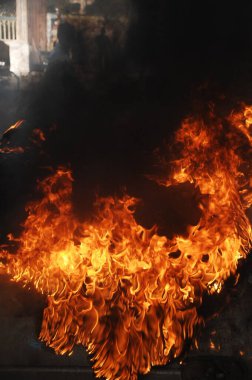 Ateş alevi siyah arkaplanda izole edildi
