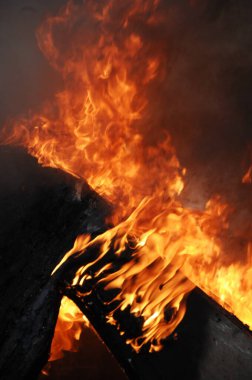 Ateş alevi siyah arkaplanda izole edildi