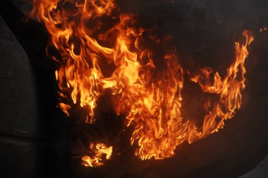 Ateş alevi siyah arkaplanda izole edildi
