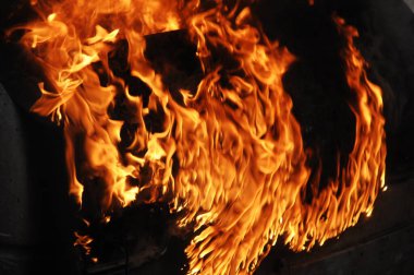 Ateş alevi siyah arkaplanda izole edildi
