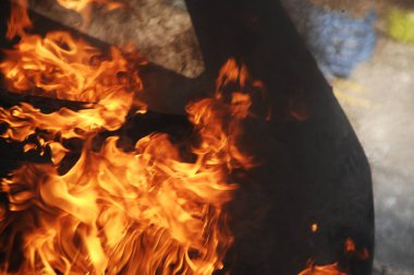 Ateş alevi siyah arkaplanda izole edildi