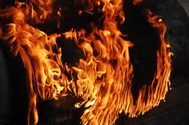 Ateş alevi siyah arkaplanda izole edildi