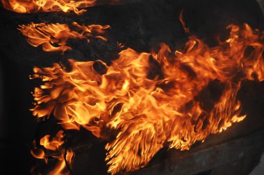 Ateş alevi siyah arkaplanda izole edildi