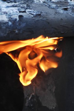 Ateş alevi siyah arkaplanda izole edildi