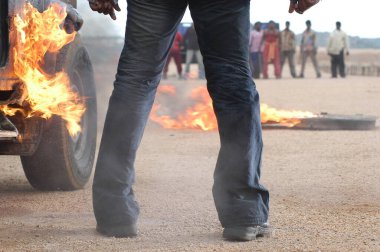 Ateş alevi siyah arkaplanda izole edildi