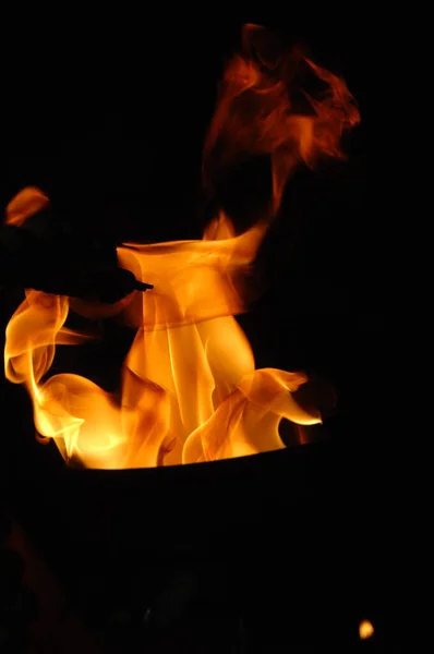 Feuerflamme Isoliert Auf Schwarzem Hintergrund — Stockfoto