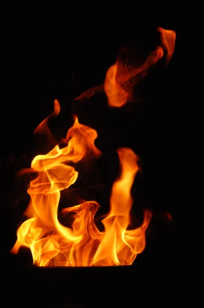 Feuerflamme Isoliert Auf Schwarzem Hintergrund — Stockfoto