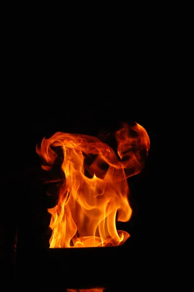 Feuerflamme Isoliert Auf Schwarzem Hintergrund — Stockfoto