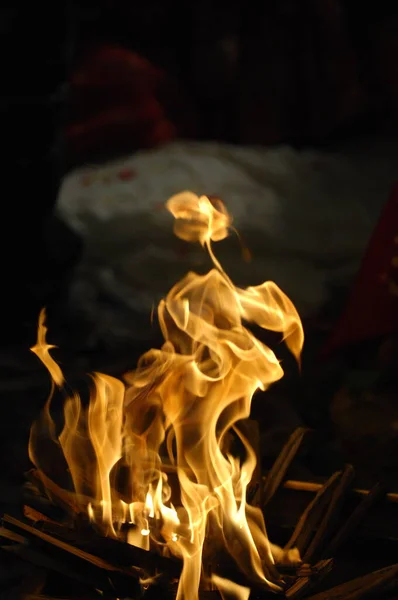 Flamme Feu Isolée Sur Fond Noir — Photo