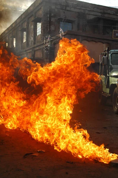 Ateş alevi siyah arkaplanda izole edildi