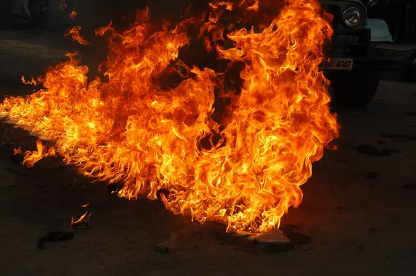 Flamme Feu Isolée Sur Fond Noir — Photo