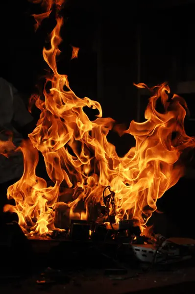 Api Terisolasi Pada Latar Belakang Hitam — Stok Foto