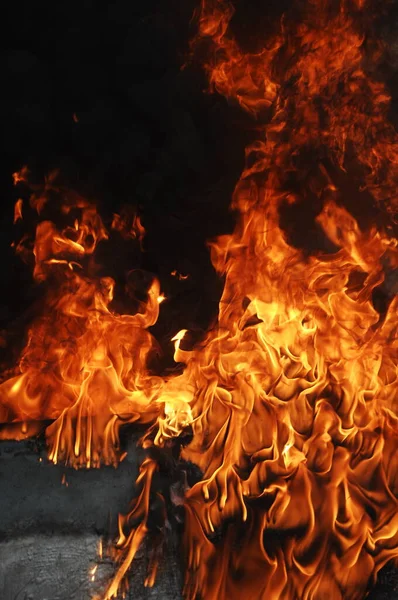 Flamme Feu Isolée Sur Fond Noir — Photo