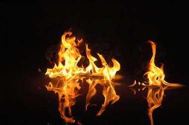 Ateş alevi siyah arkaplanda izole edildi