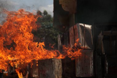 Ateş alevi siyah arkaplanda izole edildi