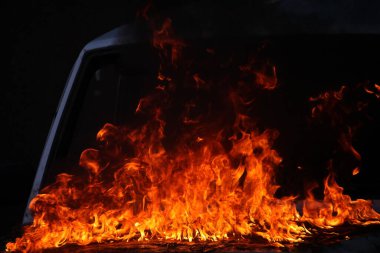 Ateş alevi siyah arkaplanda izole edildi