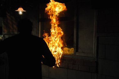 Ateş alevi siyah arkaplanda izole edildi