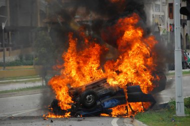 Ateş alevi siyah arkaplanda izole edildi