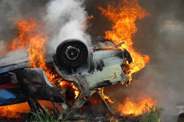 Ateş alevi siyah arkaplanda izole edildi