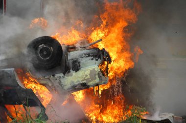 Ateş alevi siyah arkaplanda izole edildi