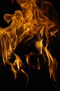 Ateş alevi siyah arkaplanda izole edildi