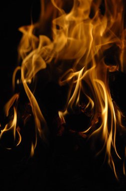 Ateş alevi siyah arkaplanda izole edildi