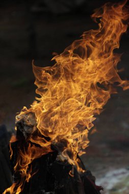 Ateş alevi siyah arkaplanda izole edildi
