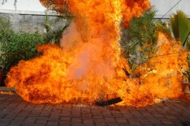 Ateş alevi siyah arkaplanda izole edildi