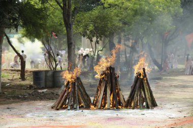 Ateş alevi siyah arkaplanda izole edildi
