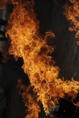 Ateş alevi siyah arkaplanda izole edildi