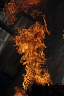 Ateş alevi siyah arkaplanda izole edildi