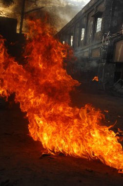 Ateş alevi siyah arkaplanda izole edildi