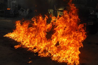Ateş alevi siyah arkaplanda izole edildi