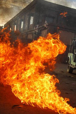Ateş alevi siyah arkaplanda izole edildi