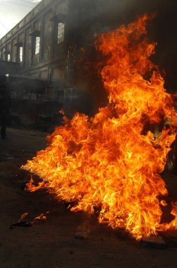 Ateş alevi siyah arkaplanda izole edildi