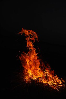 Ateş alevi siyah arkaplanda izole edildi