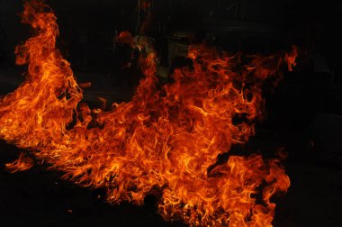 Ateş alevi siyah arkaplanda izole edildi