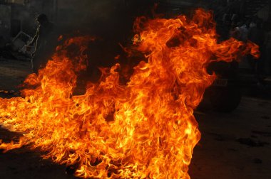 Ateş alevi siyah arkaplanda izole edildi