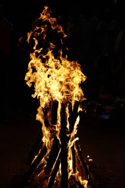 Ateş alevi siyah arkaplanda izole edildi