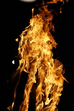 Ateş alevi siyah arkaplanda izole edildi