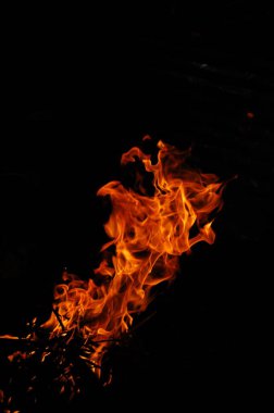 Ateş alevi siyah arkaplanda izole edildi
