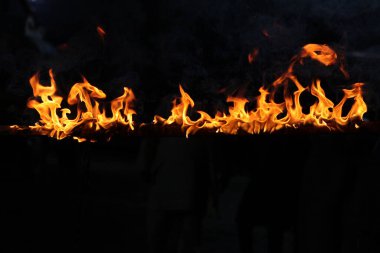 Ateş alevi siyah arkaplanda izole edildi