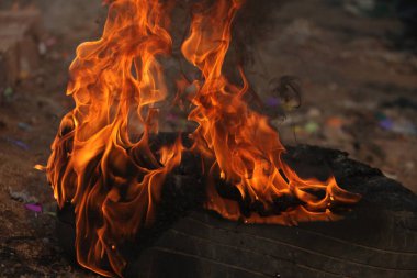 Ateş alevi siyah arkaplanda izole edildi