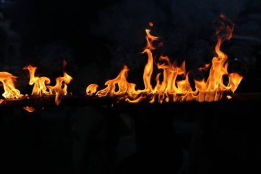 Ateş alevi siyah arkaplanda izole edildi