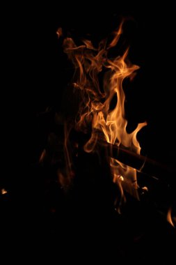 Ateş alevi siyah arkaplanda izole edildi